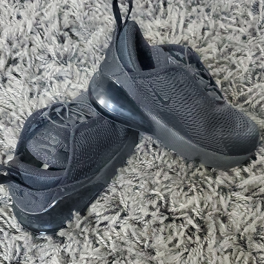 Nike Triple Black Mesh Sneakers